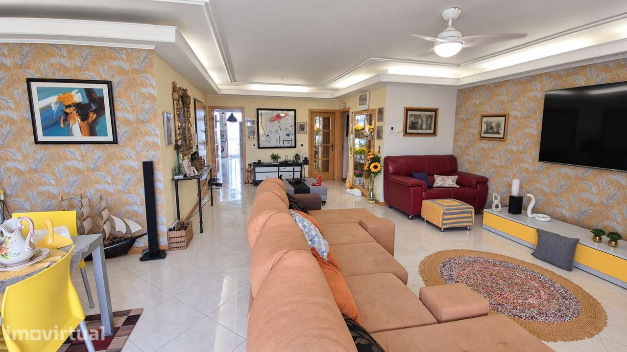 Apartamento T3 amplo com suite, duas varandas e box privativa - Grande imagem: 2/16