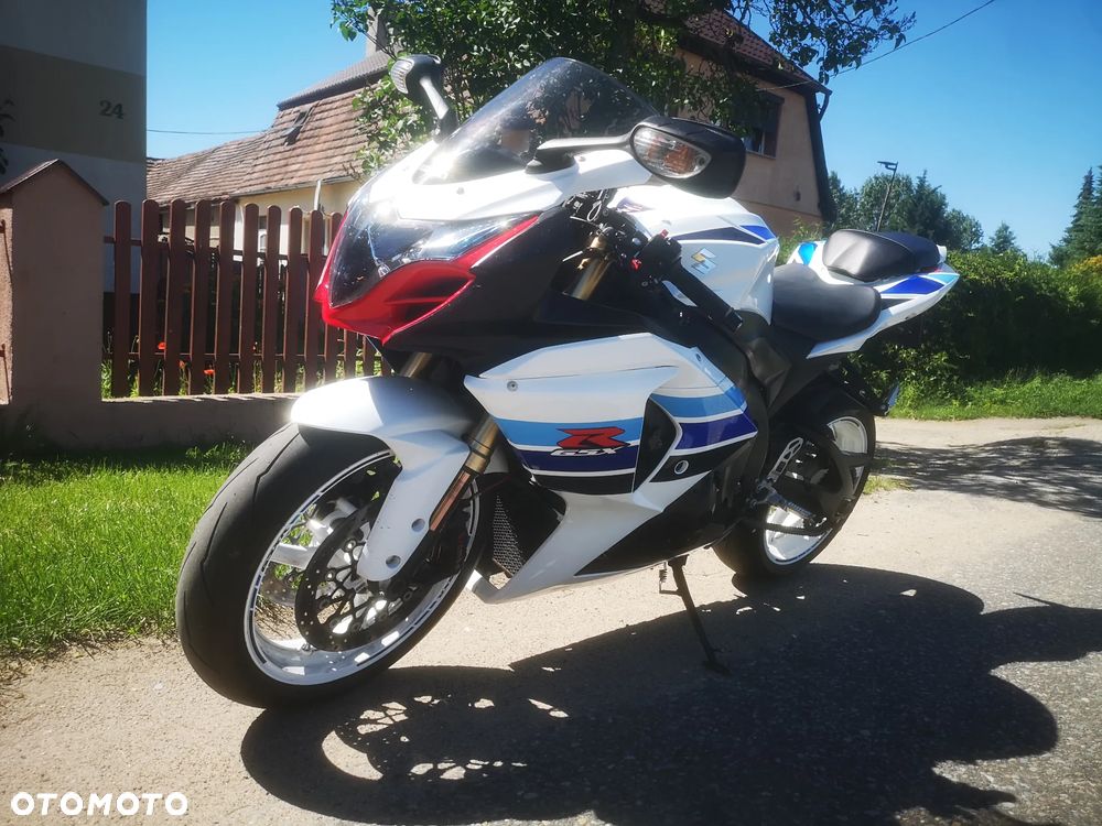 Suzuki GSR - 8