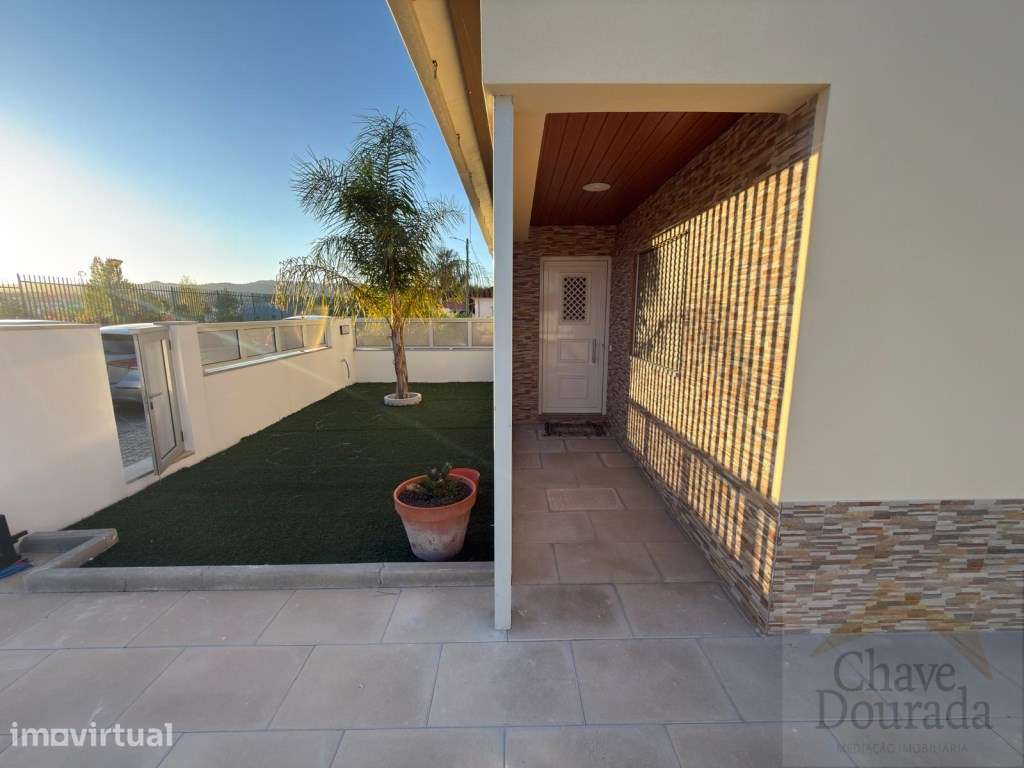 Moradia térrea T3 com garagem e quintal - Vila Nova de Poiares - Grande imagem: 4/20