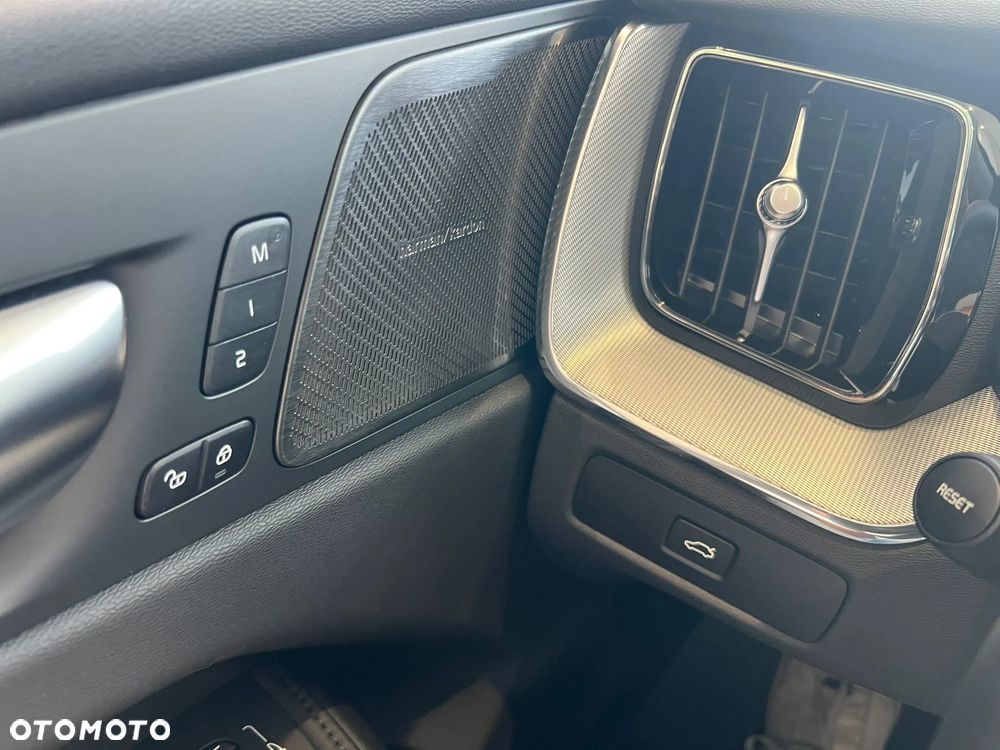 Volvo XC 60 B5 B AWD Geartronic RDesign - 25