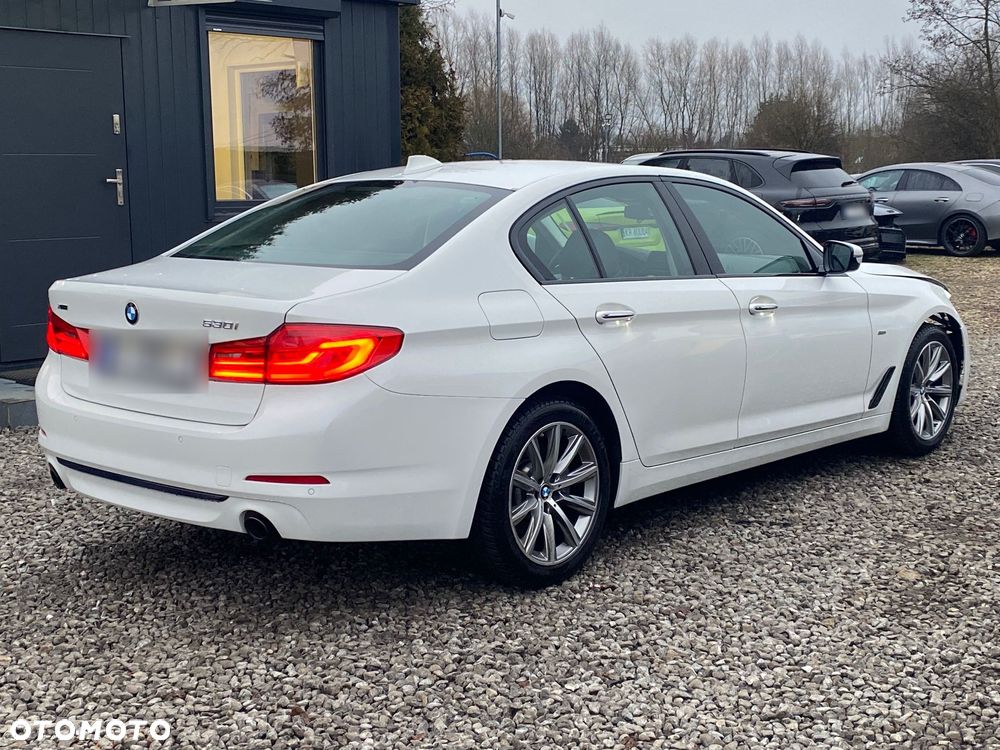 BMW Seria 5 530i xDrive Sport Line sport - 11