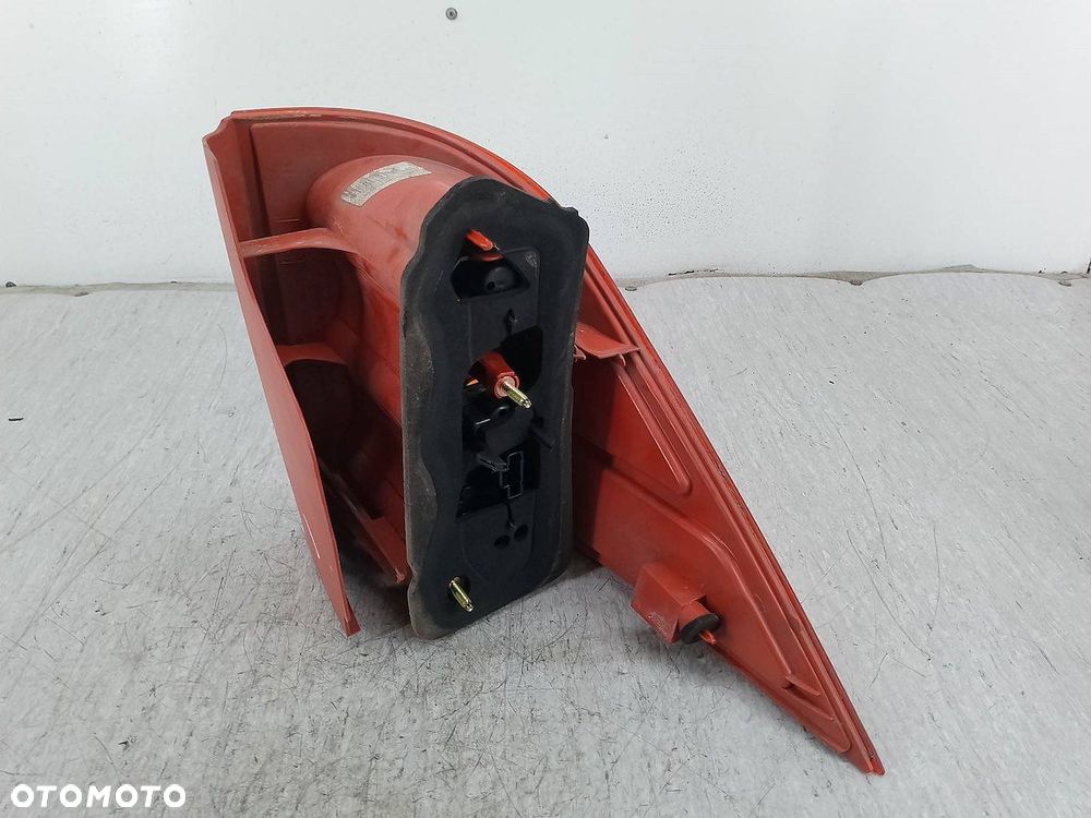 LAMPA TYLNA PRAWA PEUGEOT 1007 9646116880 89031533 HATCHBACK - 5