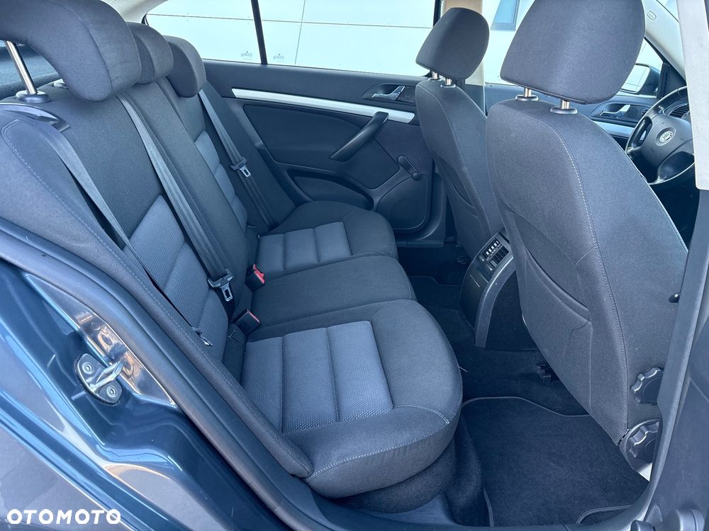 Skoda Octavia 1.6 Ambiente - 22