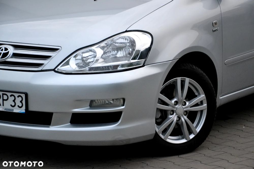 Toyota Avensis Verso 2.0 - 29