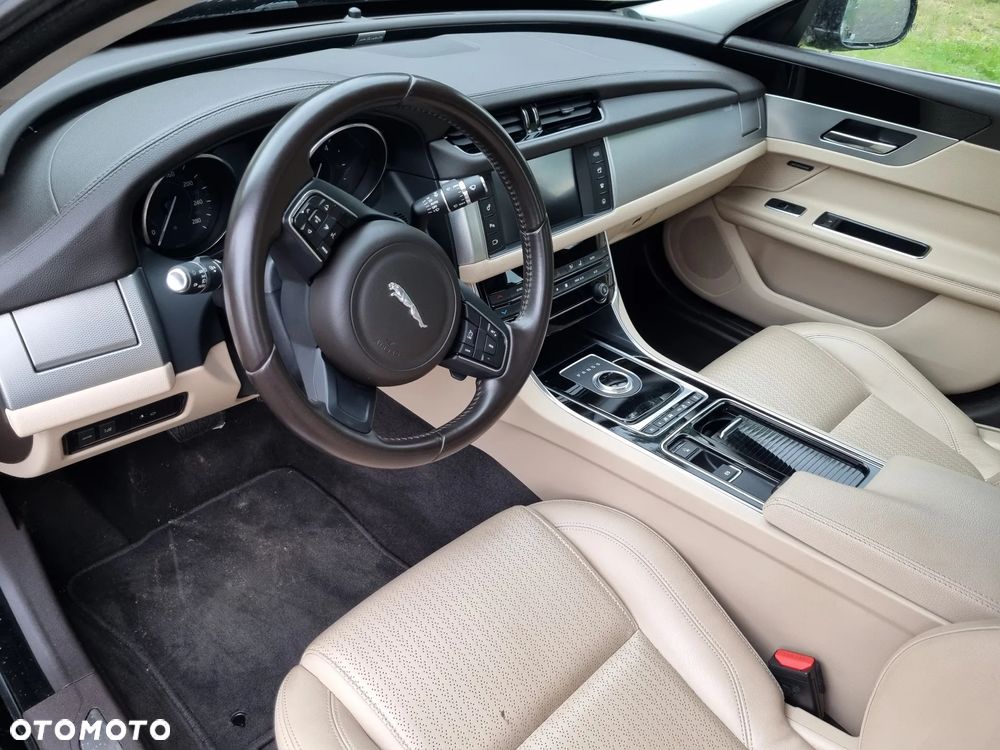 Jaguar XF 30d Prestige - 10