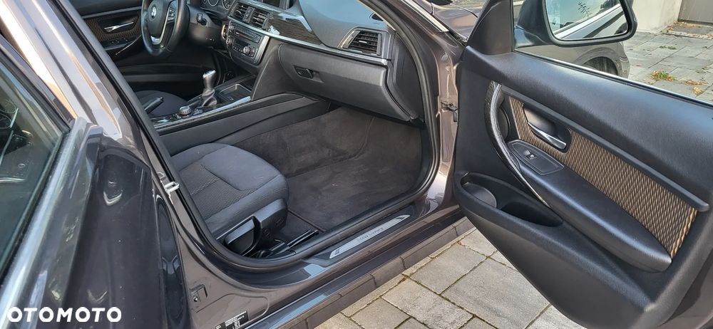 BMW Seria 3 320i Luxury Line - 13