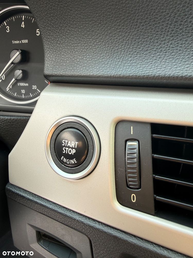 BMW Seria 3 325i xDrive - 13