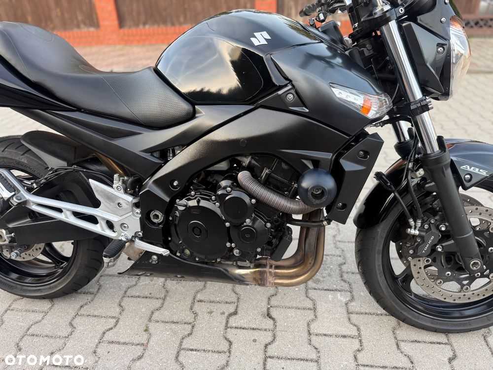 Suzuki GSR - 8