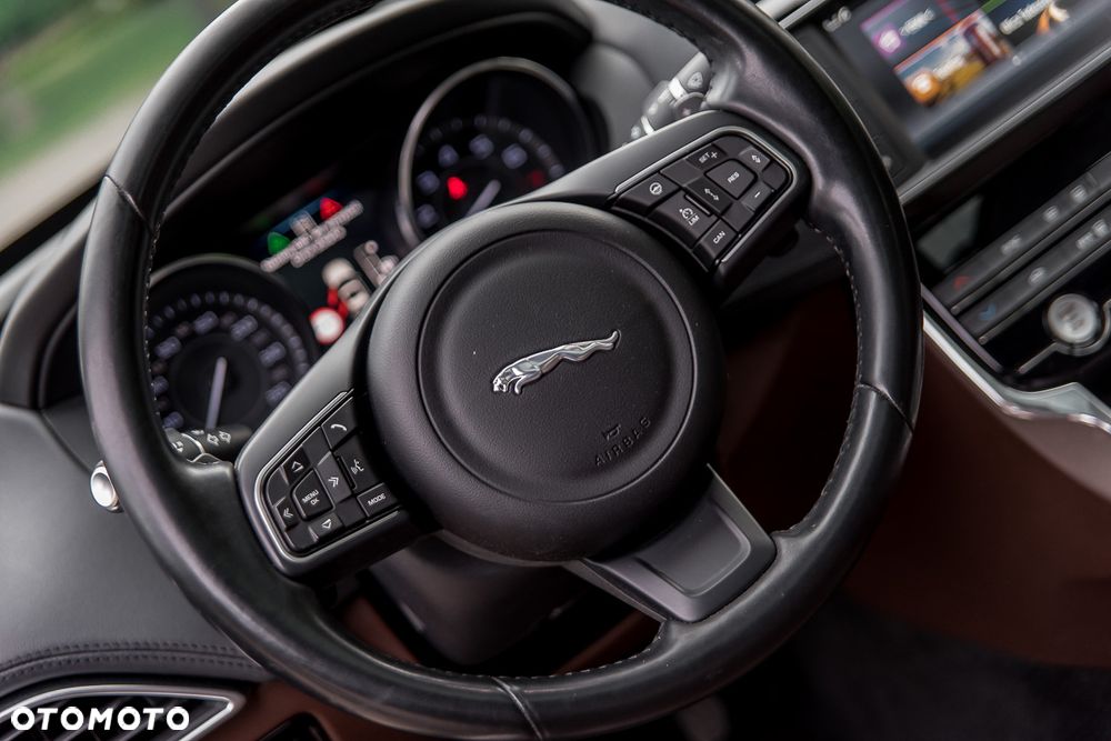 Jaguar XE 2.0 T Prestige - 18