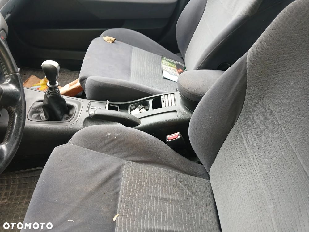 nissan primera P12 Z11 fotel fotele kanapa deska kokpit podsufitka boczek boczki klamka podłokietnik - 7