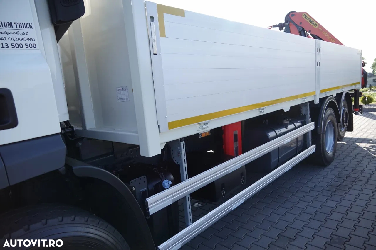 DAF CF 370 / 6x2 / PANEL - cutie: 6,4 m / + HDS PALFINGER PK 18002 - max. 6.000 kg / PILOT / EURO 6 / AXĂ RIDICATĂ - 12