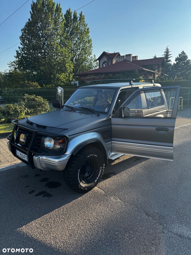 Mitsubishi Pajero - 37