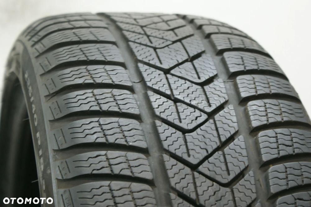 225/40R19 PIRELLI WINTER SOTTOZERO 3 , 6,3mm  B1666 - 2