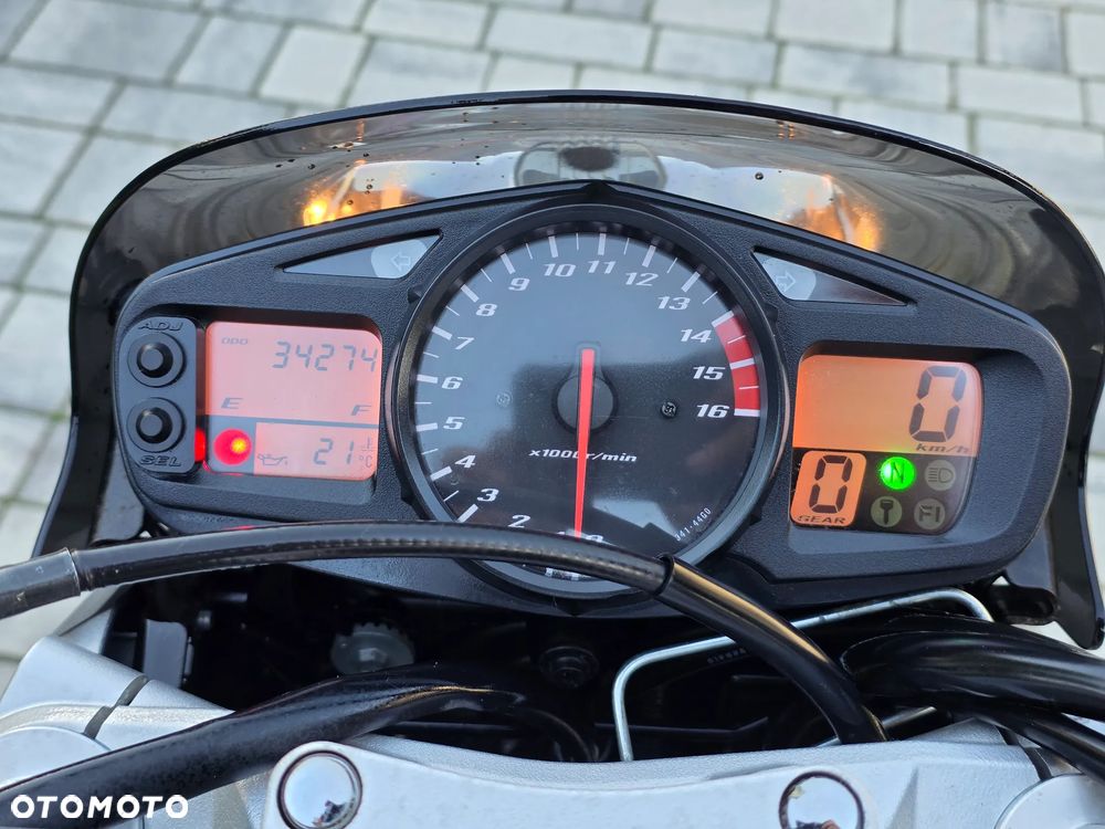 Suzuki GSR - 13