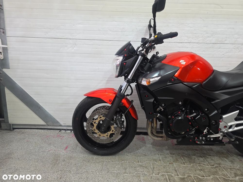 Suzuki GSR - 9