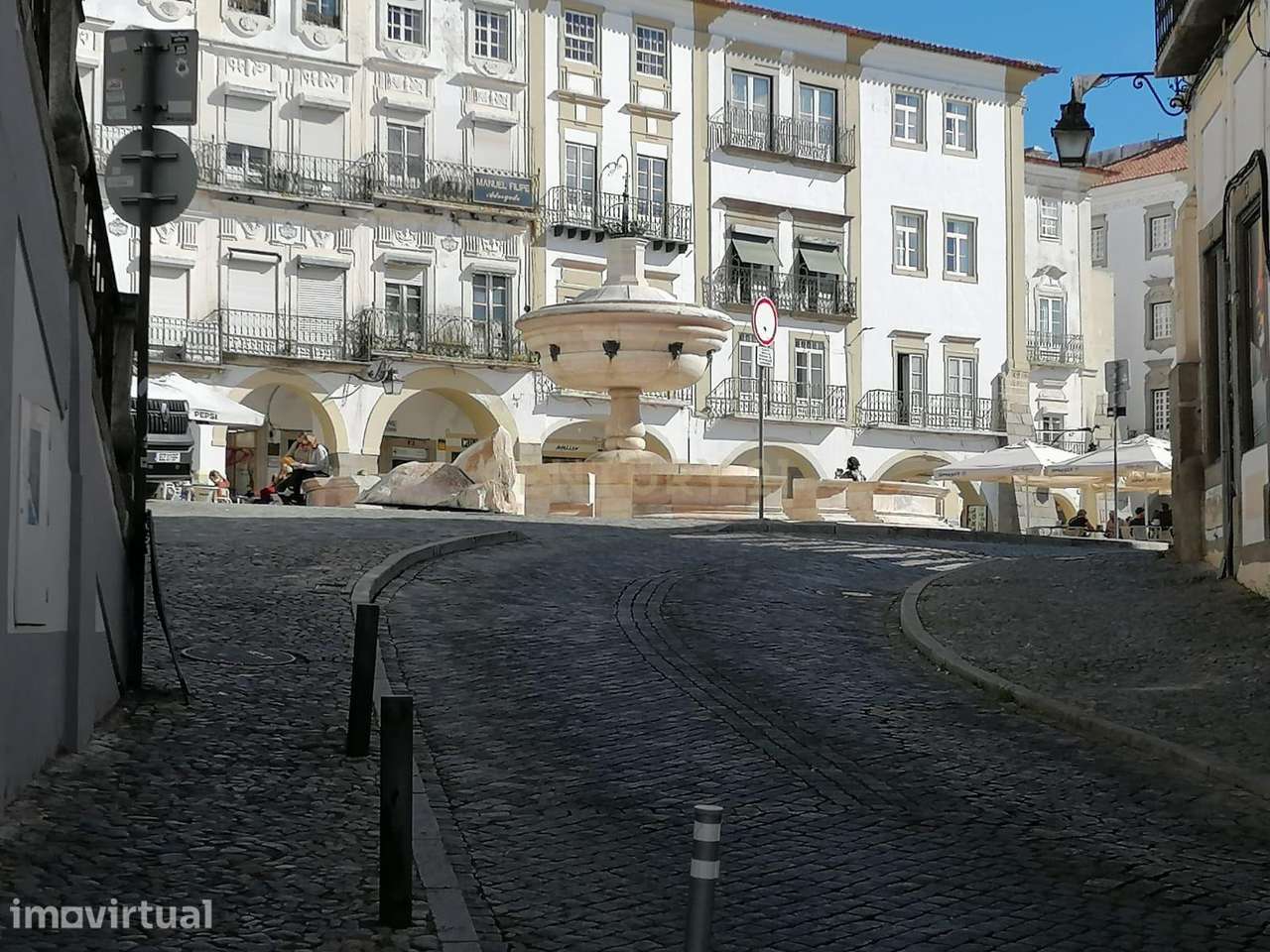 Prédio histórico a 50 metros da Praça do Giraldo em Évora com capacida - Grande imagem: 4/11