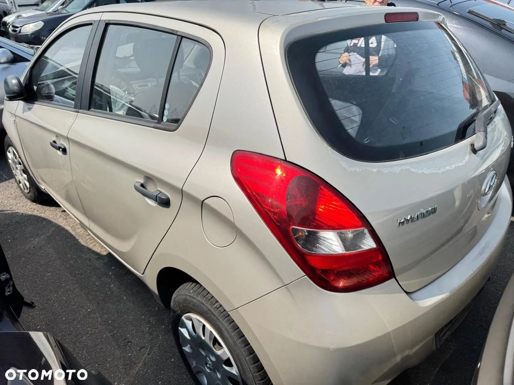 Hyundai i20 1.2 benz 2012r Kod silnika G4LA Kod lakieru WK - 5