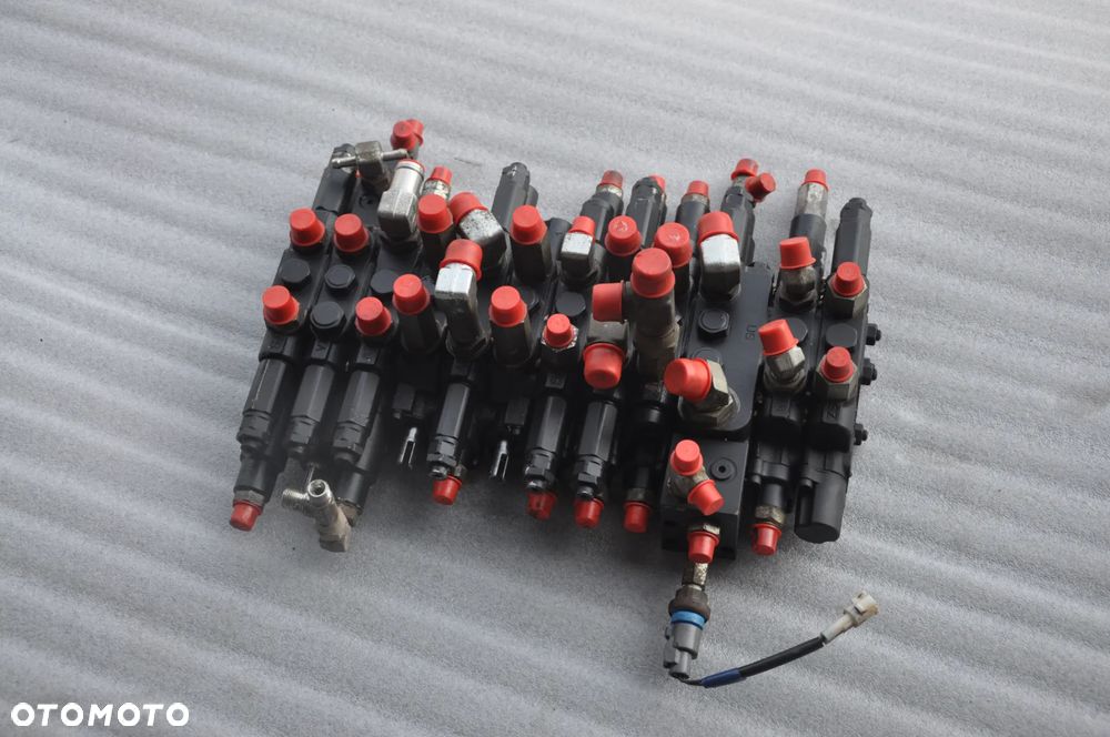 Rozdzielacz hydrauliczny Yanmar Vio 25-6  B16-74110 - 2