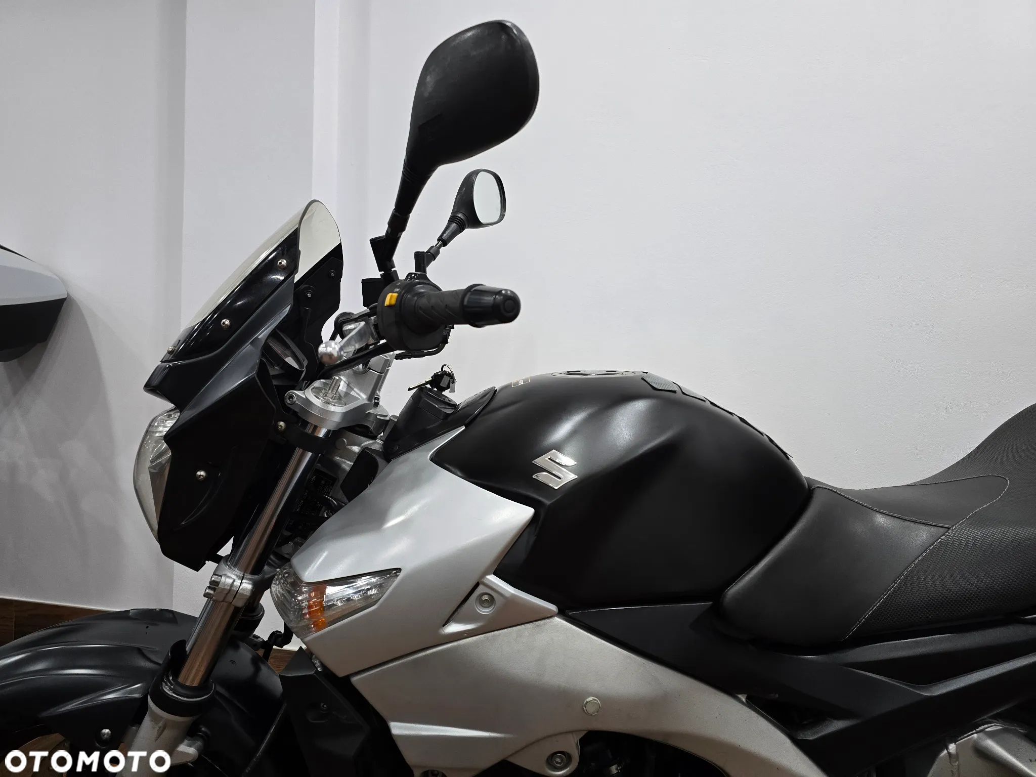 Suzuki GSR - 9
