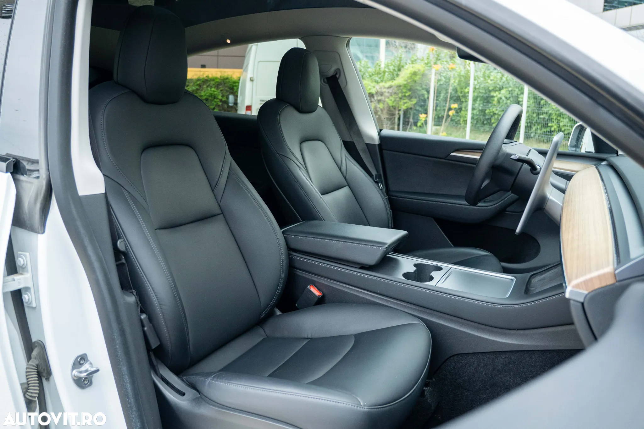 Tesla Model Y Long Range Dual Motor AWD - 13
