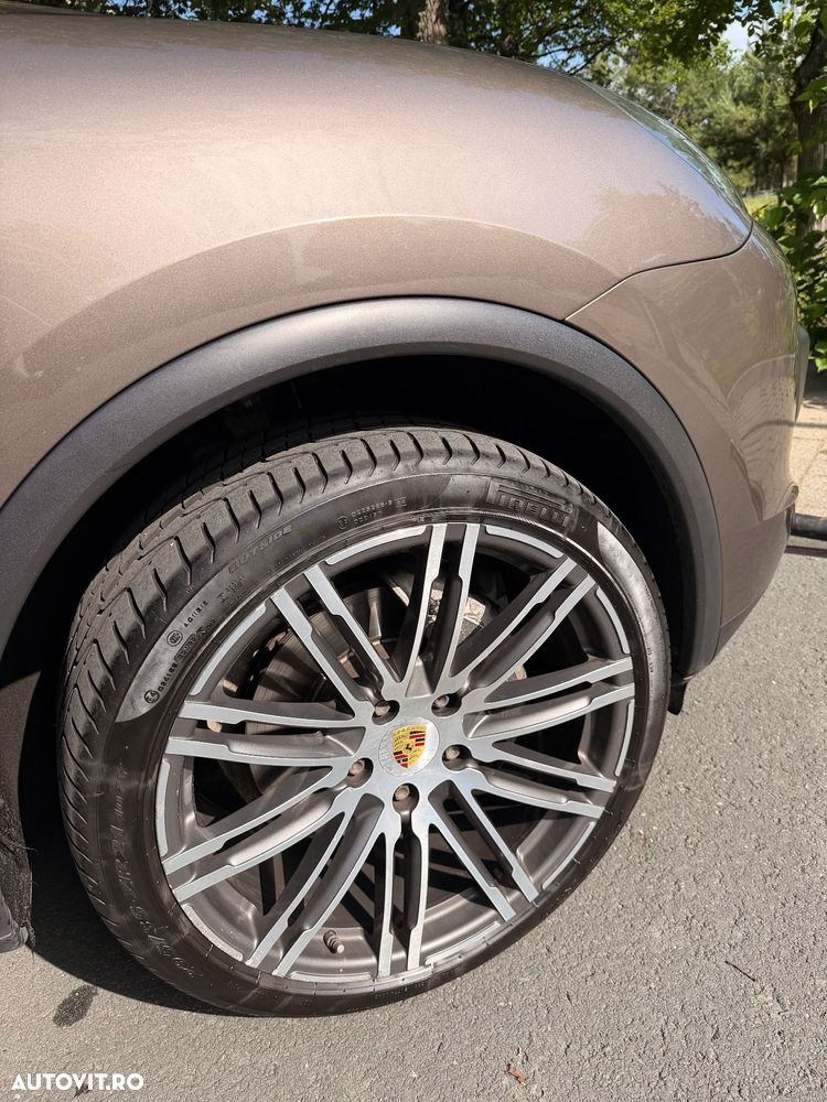 Porsche Cayenne 3.0 L - 7