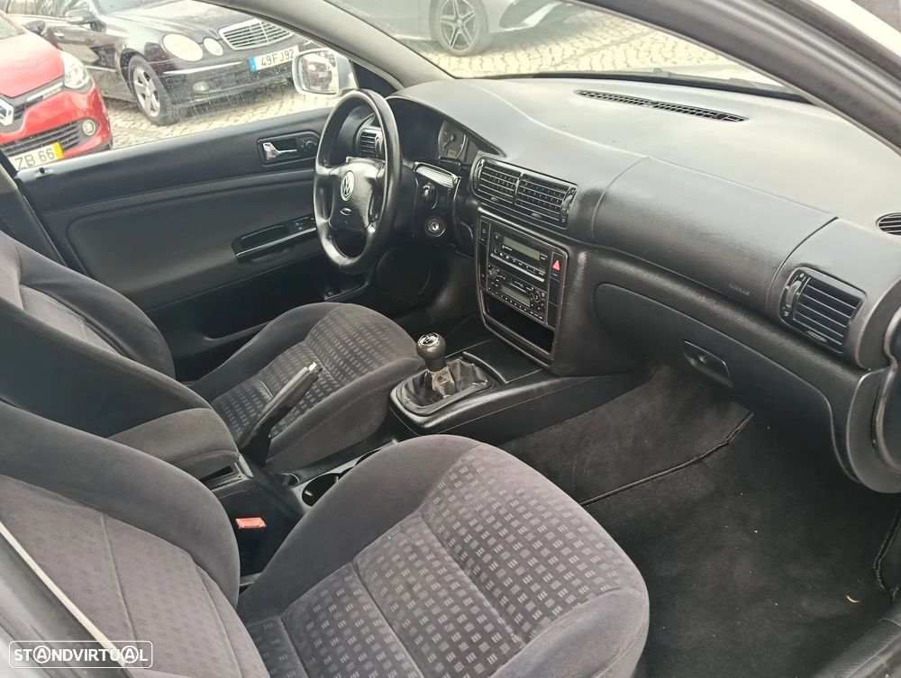 VW Passat 1.9 TDi Highline - 19