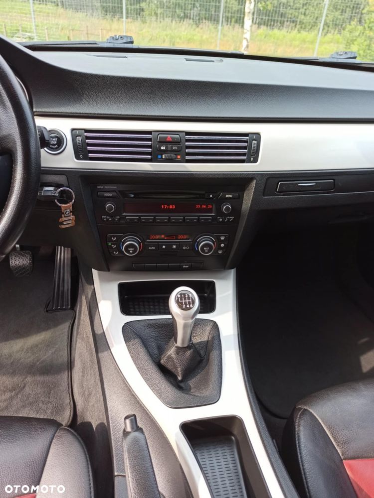 BMW Seria 3 318i Touring - 23