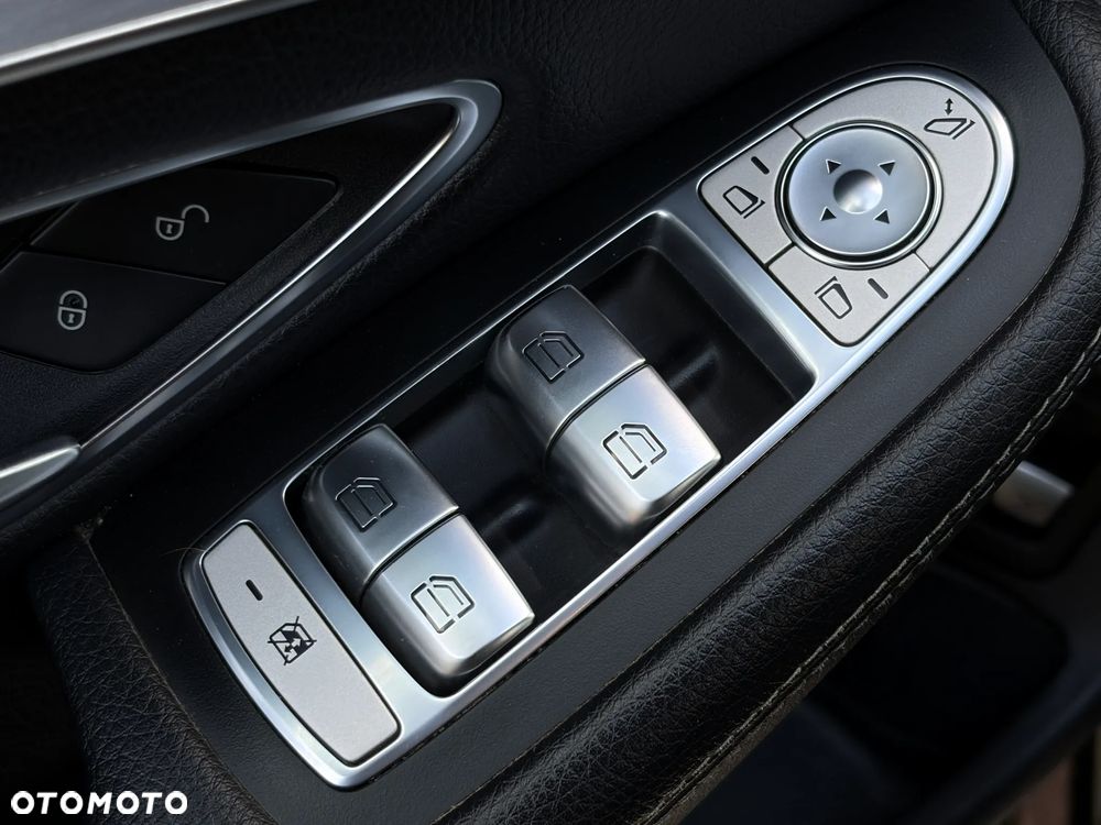 Mercedes-Benz Klasa C 180 9G-TRONIC AMG Line - 37
