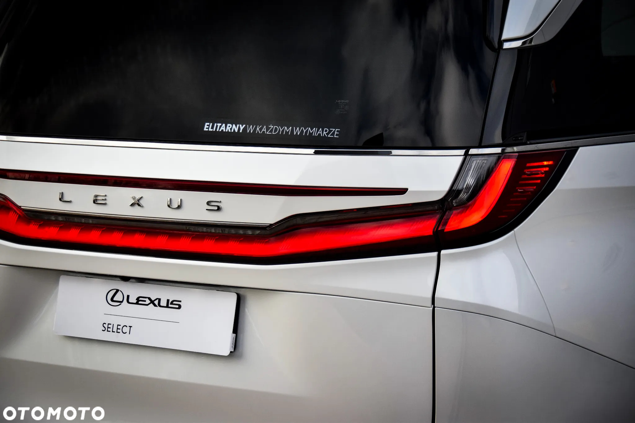 Lexus LM - 19