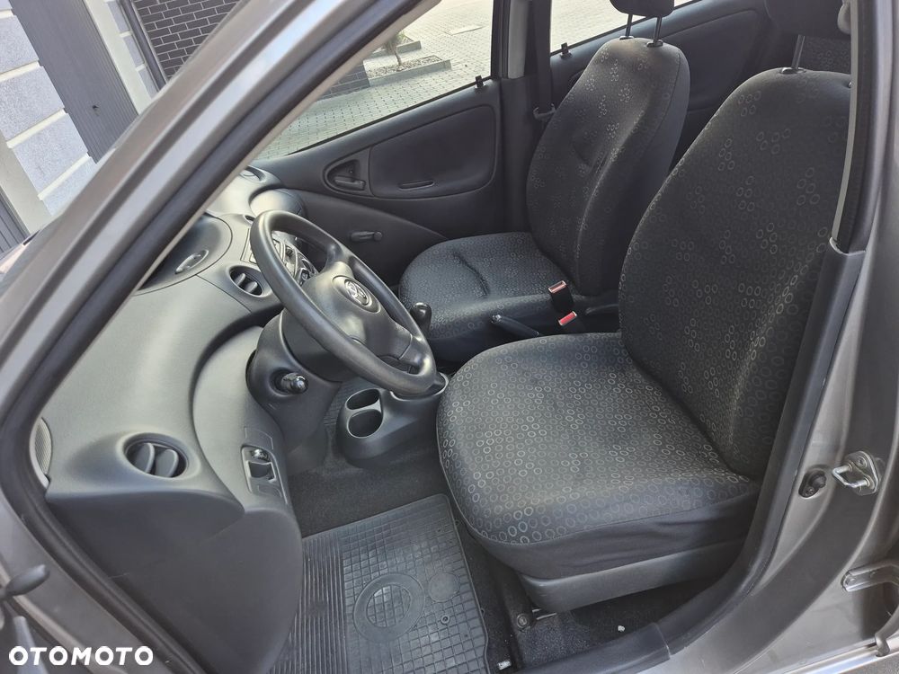 Toyota Yaris 1.0 Terra - 12