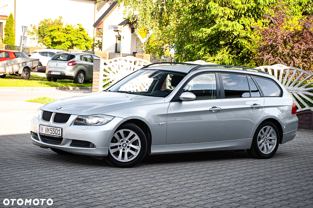 BMW Seria 3 318i Touring - 12