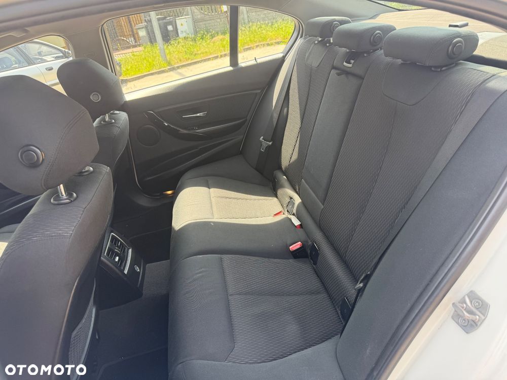 BMW Seria 3 318d Sport Line - 12