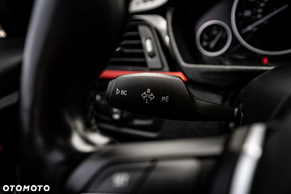 BMW Seria 3 330i Sport Line Shadow - 31