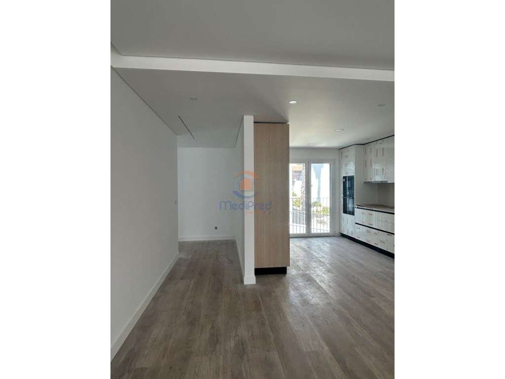 Apartamento T3 com 3 WCs, Varanda e BOX 39 m2 | Ramada, Odivelas - Grande imagem: 2/64