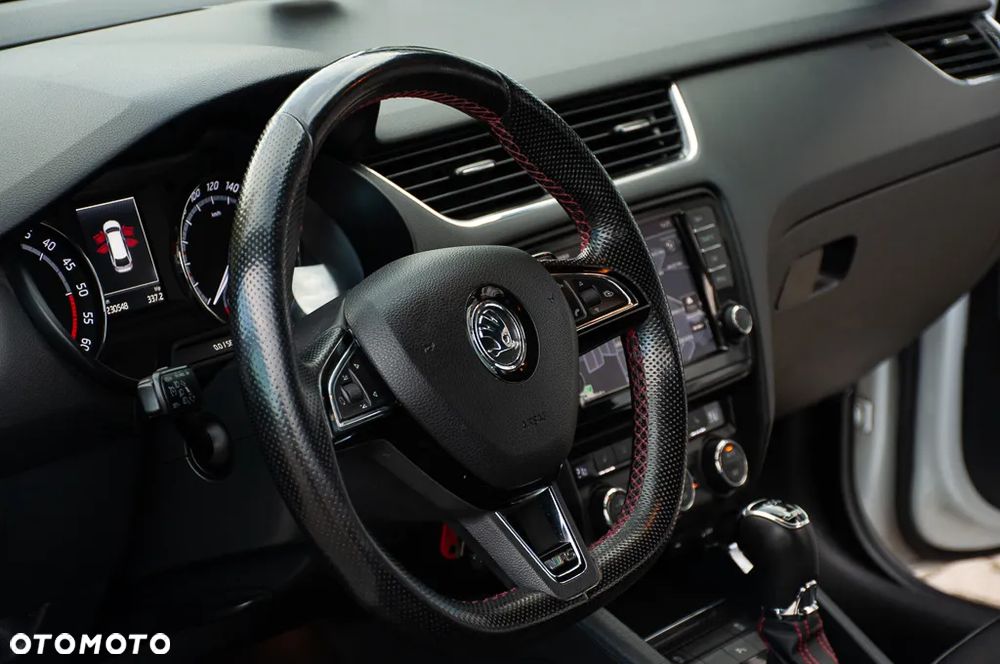 Skoda Octavia Combi 2.0 TDI DSG RS - 32
