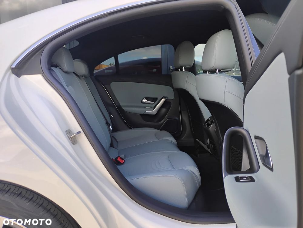 Mercedes-Benz CLA 180 Progressive 7G-DCT - 14