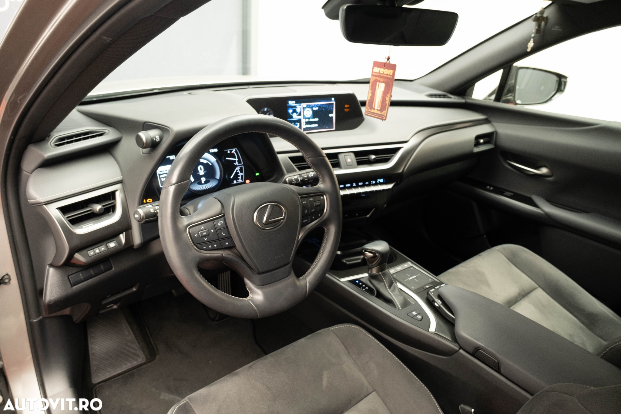 Lexus UX 250h FWD Executive - 21