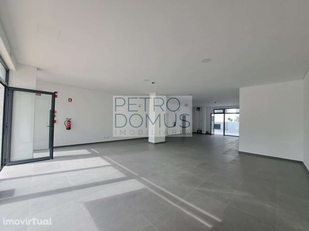 ARRENDAMENTO DE ESPAÇO COMERCIAL NA RUA DE CAMPOLIDE - Grande imagem: 4/13