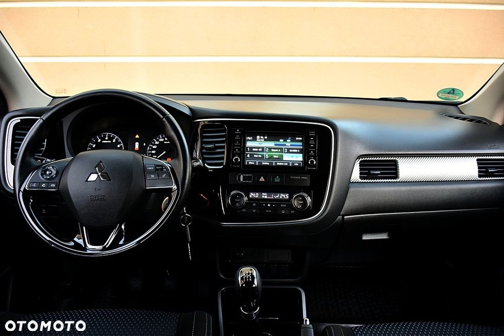 Mitsubishi Outlander 2.0 Invite + 2WD - 18