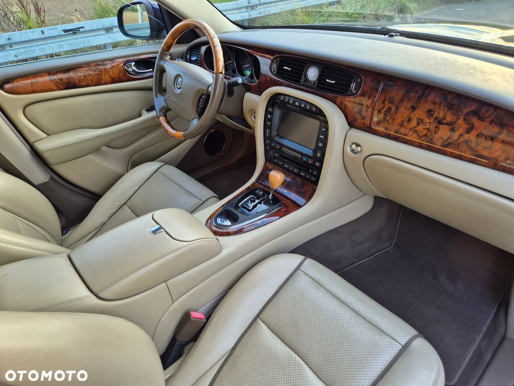 Jaguar XJ XJ8 4.2 LWB Executive - 19