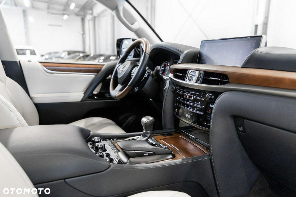 Lexus LX 570 Omotenashi - 40
