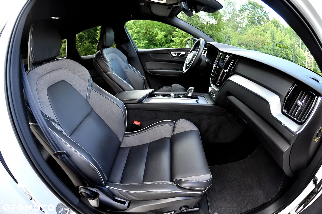 Volvo XC 60 B4 D AWD Plus Dark - 20