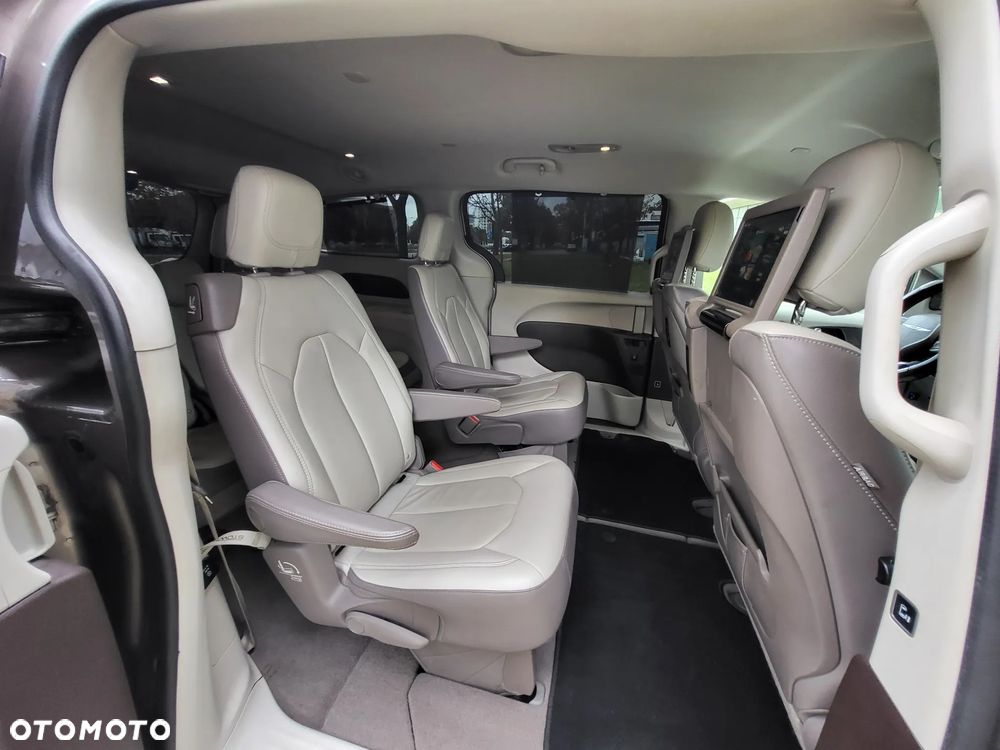 Chrysler Pacifica - 33