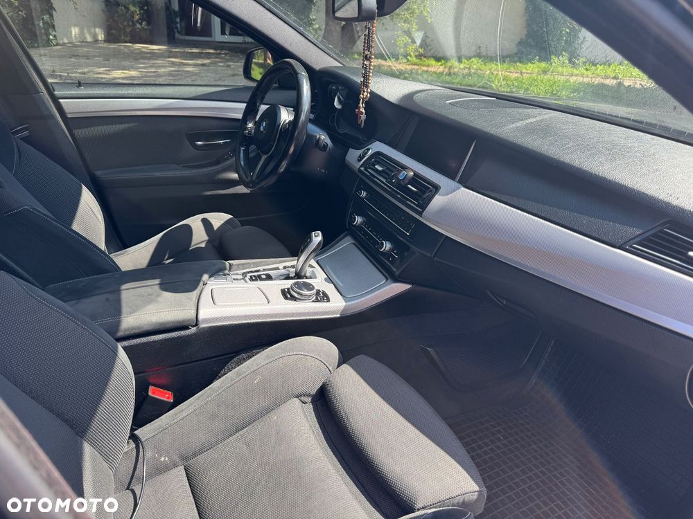 BMW Seria 5 525d xDrive - 14