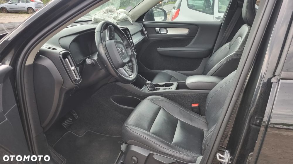 Volvo XC 40 T3 Geartronic Momentum Pro - 32
