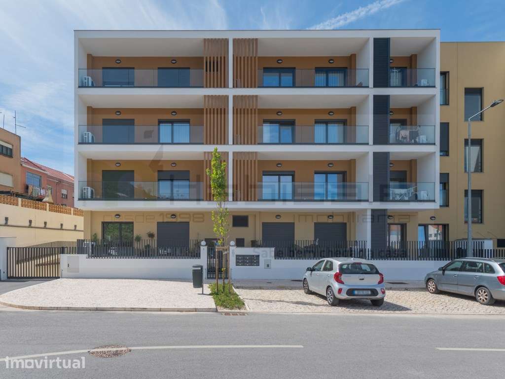 T2 com Piscina, Garagem e Varandas Amplas | Condomínio Fechado - Grande imagem: 2/39