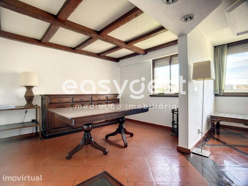 Apartamento T3 com suite remodelado com uma área de 127m2 no Lumiar - Grande imagem: 2/27