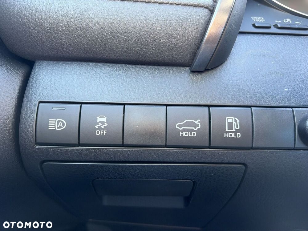 Toyota Camry 2.5 Hybrid Comfort CVT - 22