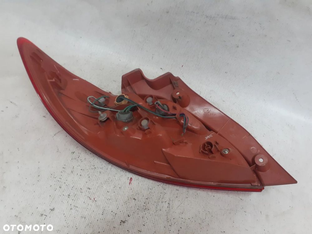 * LAMPA TYLNA PRAWA TYŁ PRAWO MAZDA 2 - 4