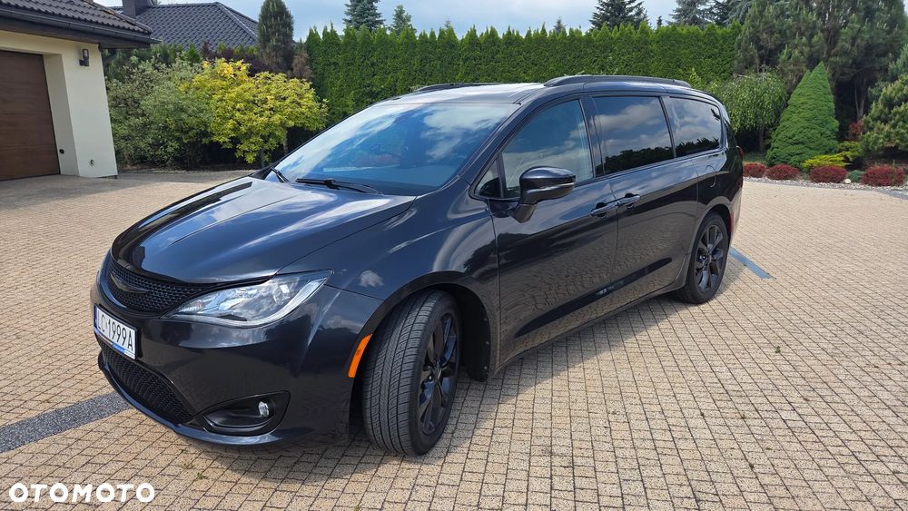 Chrysler Pacifica - 2